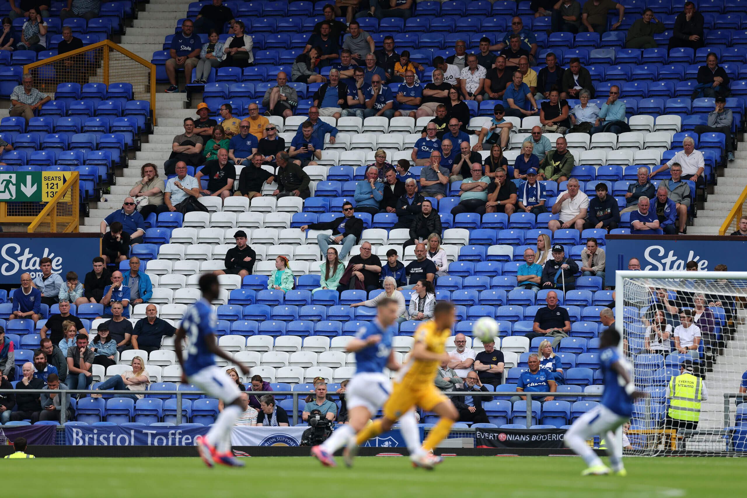 Các khán đài sân Goodison Park gần như trống khán giả ở các trận đấu gần đây