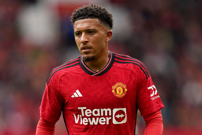 Jadon Sancho: HLV Erik ten Hag và Jadon Sancho đã làm hòa, song tuyển thủ Anh không còn tương lai ở Old Trafford. MU muốn bán Sancho với giá khoảng 50 triệu euro, con số thấp hơn nhiều so với khoản phí hơn 80 triệu euro họ bỏ ra năm 2021 để có anh. Theo The Athletic, Sancho đang đàm phán rời MU nên bị gạch tên ở 2 trận mở màn Premier League mùa này. Juventus được cho là muốn hỏi mượn cựu sao Dortmund. Tương tự vậy, Chelsea và Barca cũng muốn mua anh.