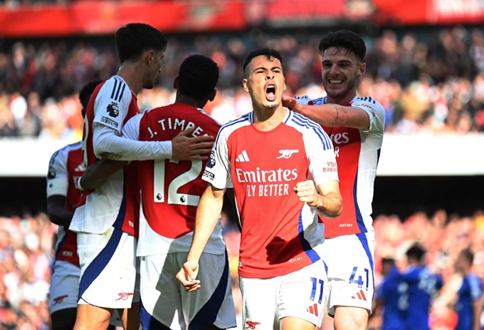 Arsenal vươn lên bằng điểm Man City (14) sau trận thắng Leicester